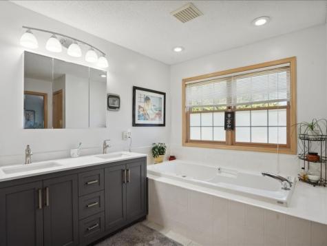 9140 Deer Valley Drive Cedar Rapids IA 52411