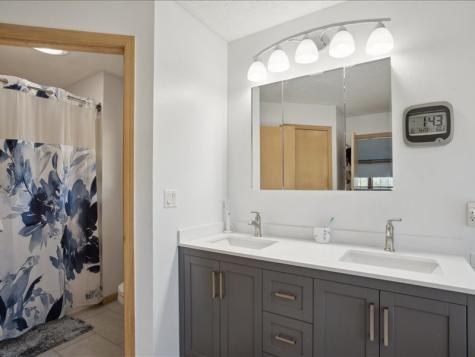 9140 Deer Valley Drive Cedar Rapids IA 52411