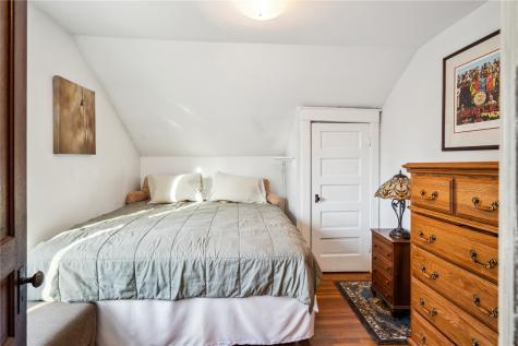 1715 7th Avenue Belle Plaine IA 52208