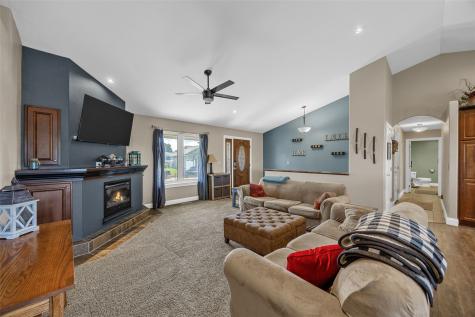 210 Longworth Avenue Alburnett IA 52202