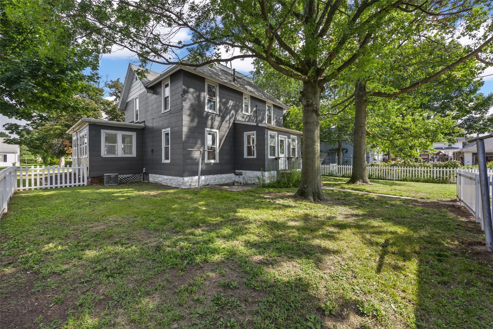 505 E Butler Street Manchester IA 52057