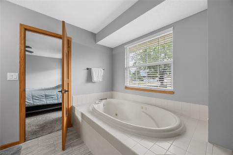 1405 Lyndhurst Drive Hiawatha IA 52233