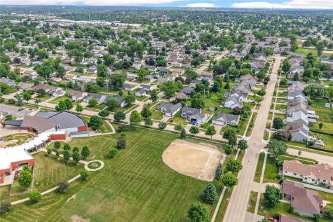 1405 Lyndhurst Drive Hiawatha IA 52233