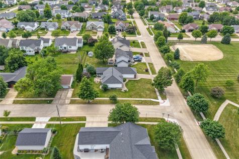 1405 Lyndhurst Drive Hiawatha IA 52233