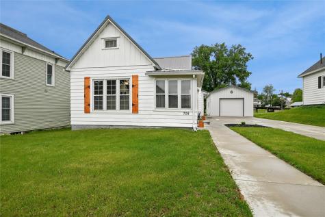 704 15TH Street Belle Plaine IA 52208
