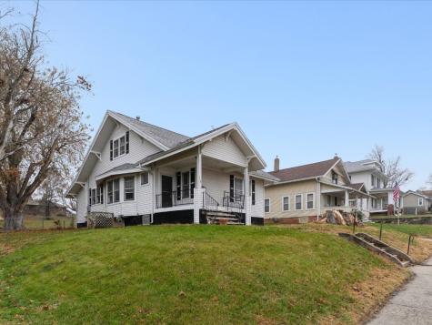 1104 15th Street Belle Plaine IA 52208