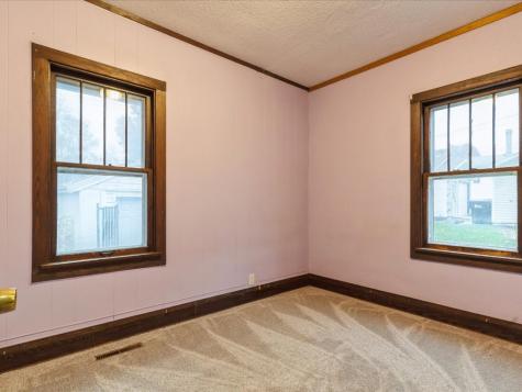 1104 15th Street Belle Plaine IA 52208