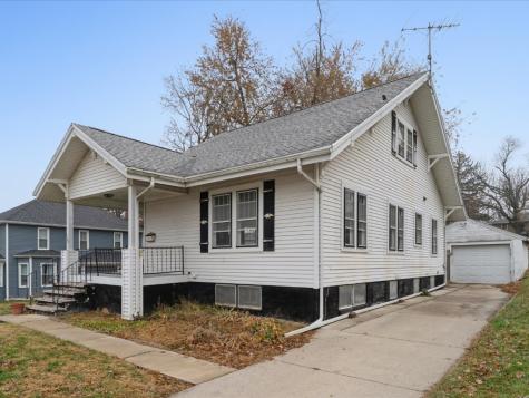 1104 15th Street Belle Plaine IA 52208