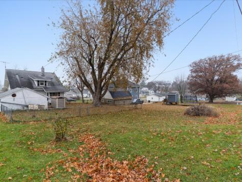 1104 15th Street Belle Plaine IA 52208