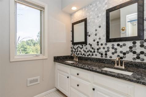 1916 Oak Knolls Court SE Cedar Rapids IA 52403