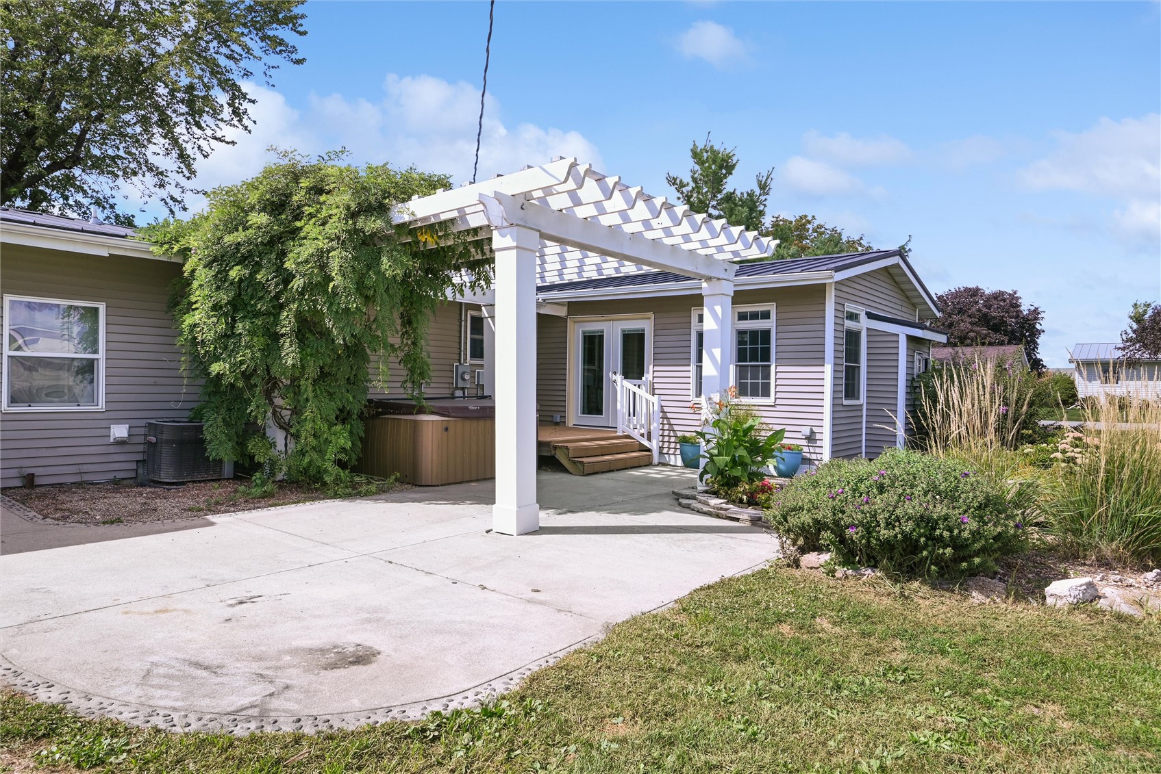 109 Elm Street Van Horne IA 52346