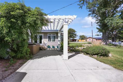 109 Elm Street Van Horne IA 52346