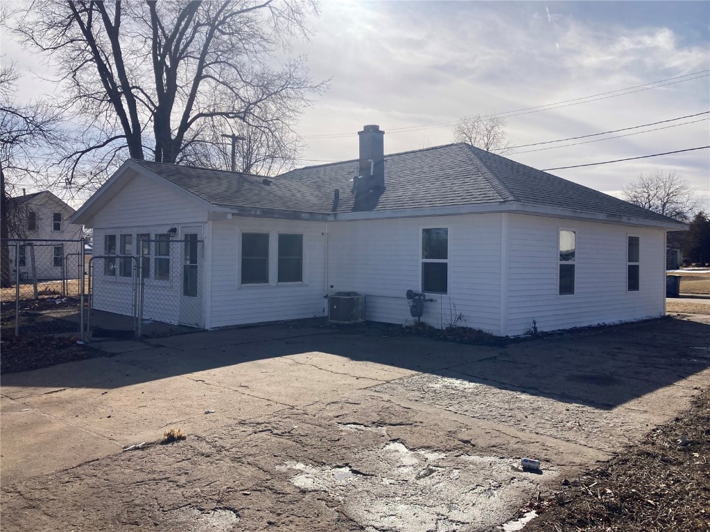 208 G Avenue Vinton IA 52349