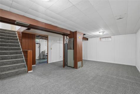 5240 Harbet Avenue NW Cedar Rapids IA 52405