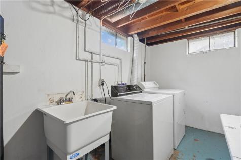 5240 Harbet Avenue NW Cedar Rapids IA 52405