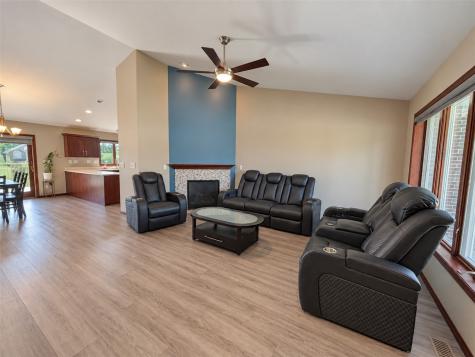 2395 Wolf Run Hiawatha IA 52233