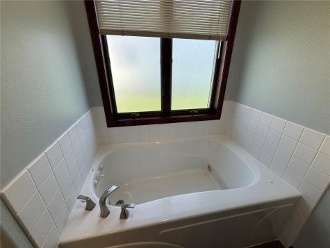 2395 Wolf Run Hiawatha IA 52233
