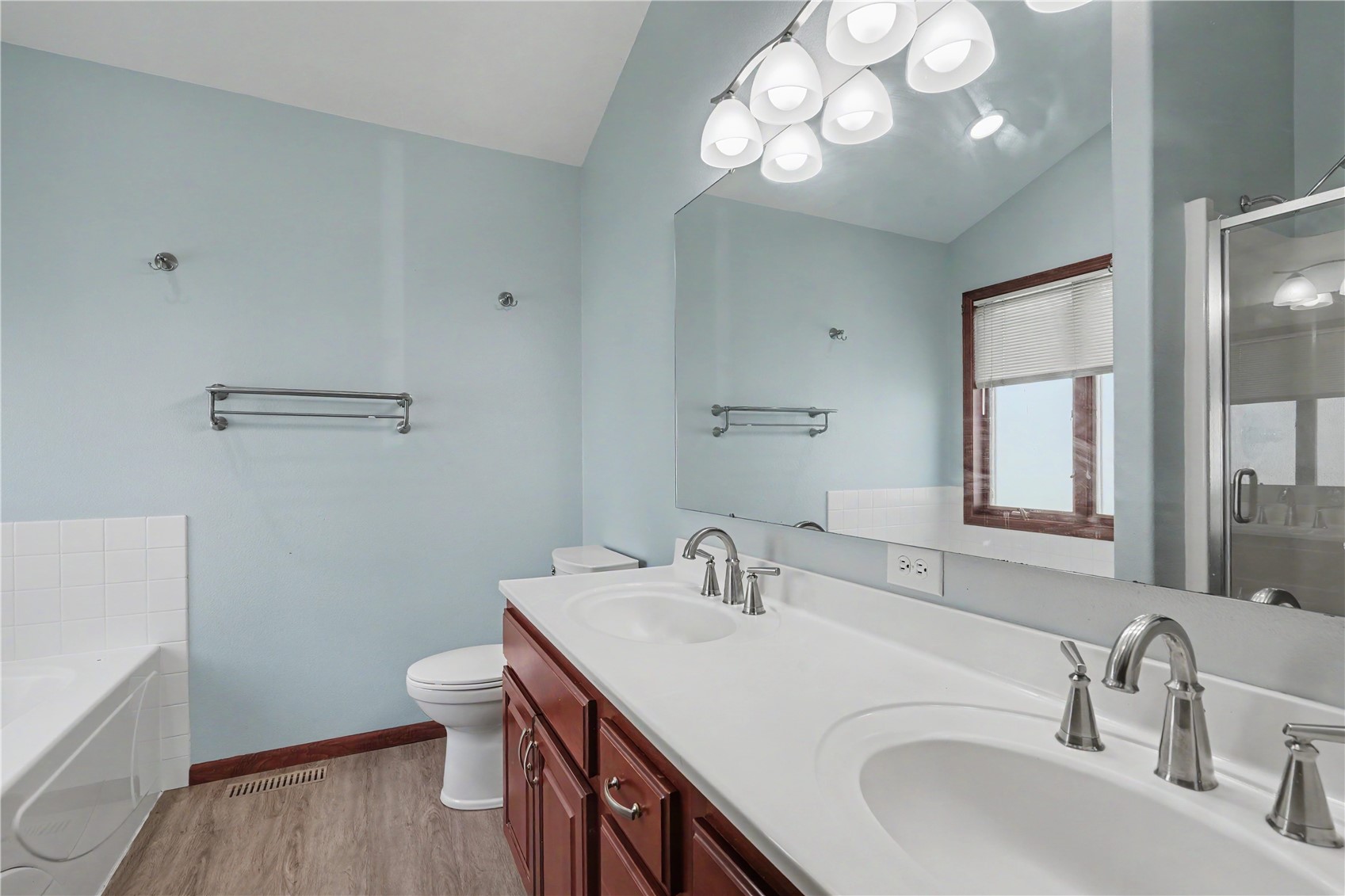 2395 Wolf Run Hiawatha IA 52233
