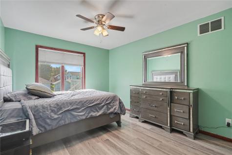 2395 Wolf Run Hiawatha IA 52233