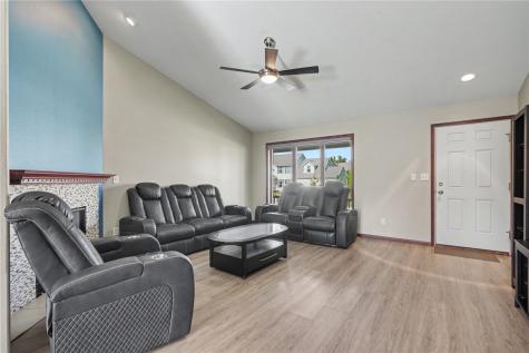 2395 Wolf Run Hiawatha IA 52233