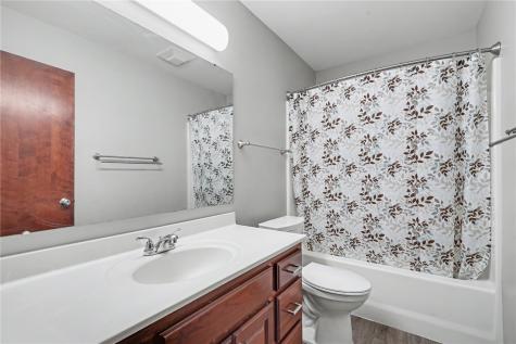 2395 Wolf Run Hiawatha IA 52233