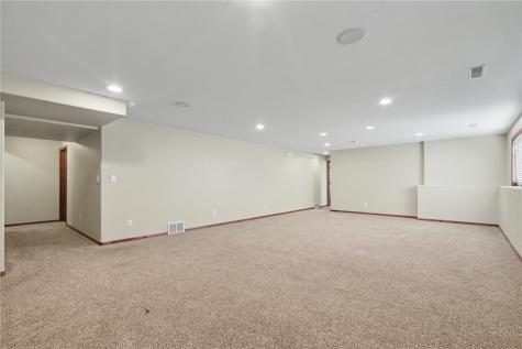 2395 Wolf Run Hiawatha IA 52233