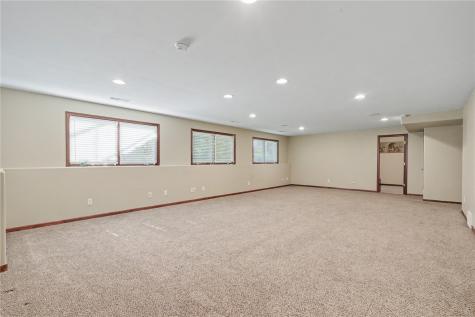2395 Wolf Run Hiawatha IA 52233