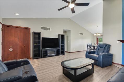 2395 Wolf Run Hiawatha IA 52233