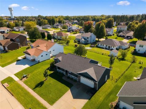 2395 Wolf Run Hiawatha IA 52233