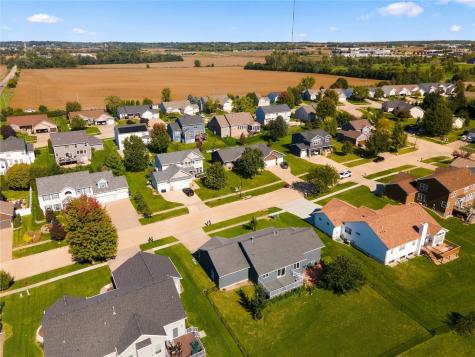 2395 Wolf Run Hiawatha IA 52233