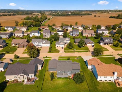 2395 Wolf Run Hiawatha IA 52233