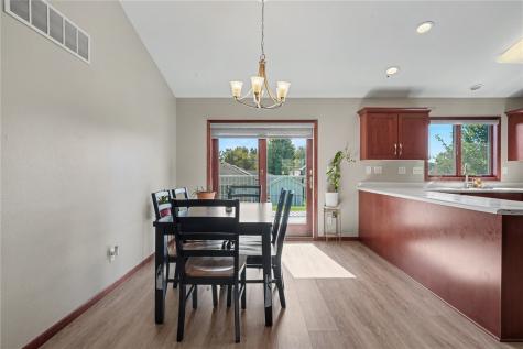 2395 Wolf Run Hiawatha IA 52233