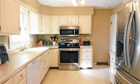 1612 Woodside Court NW Cedar Rapids IA 52405