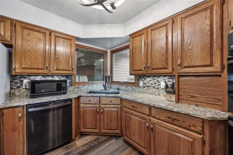 17 3rd Avenue Newhall IA 52315