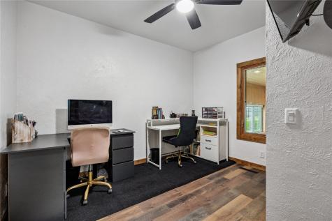 17 3rd Avenue Newhall IA 52315