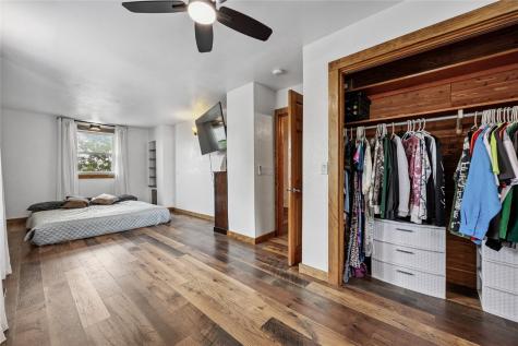 17 3rd Avenue Newhall IA 52315