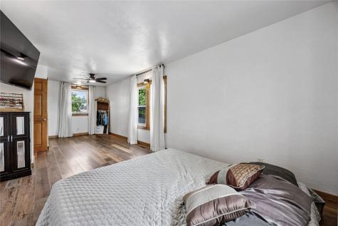 17 3rd Avenue Newhall IA 52315