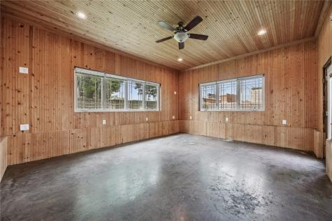 17 3rd Avenue Newhall IA 52315