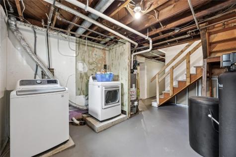 17 3rd Avenue Newhall IA 52315