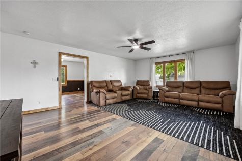 17 3rd Avenue Newhall IA 52315