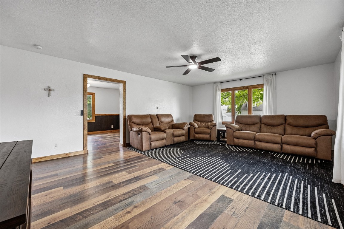 17 3rd Avenue Newhall IA 52315