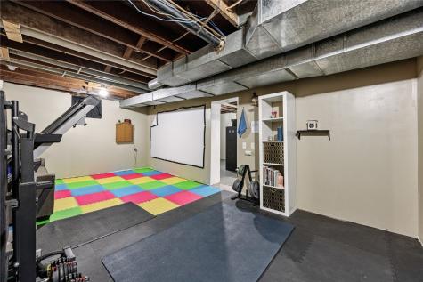 17 3rd Avenue Newhall IA 52315