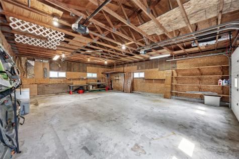 17 3rd Avenue Newhall IA 52315