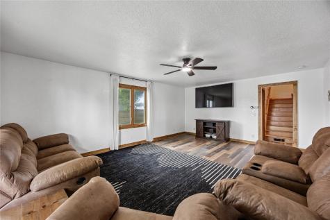 17 3rd Avenue Newhall IA 52315