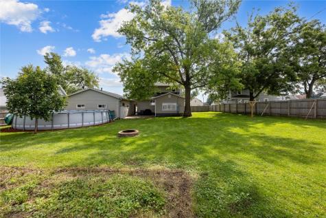 17 3rd Avenue Newhall IA 52315