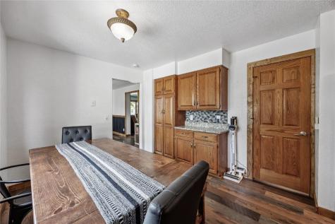 17 3rd Avenue Newhall IA 52315