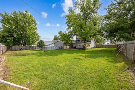17 3rd Avenue Newhall IA 52315