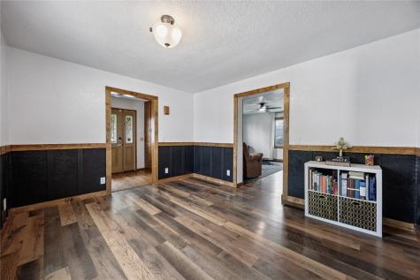 17 3rd Avenue Newhall IA 52315