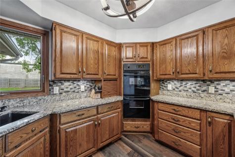 17 3rd Avenue Newhall IA 52315
