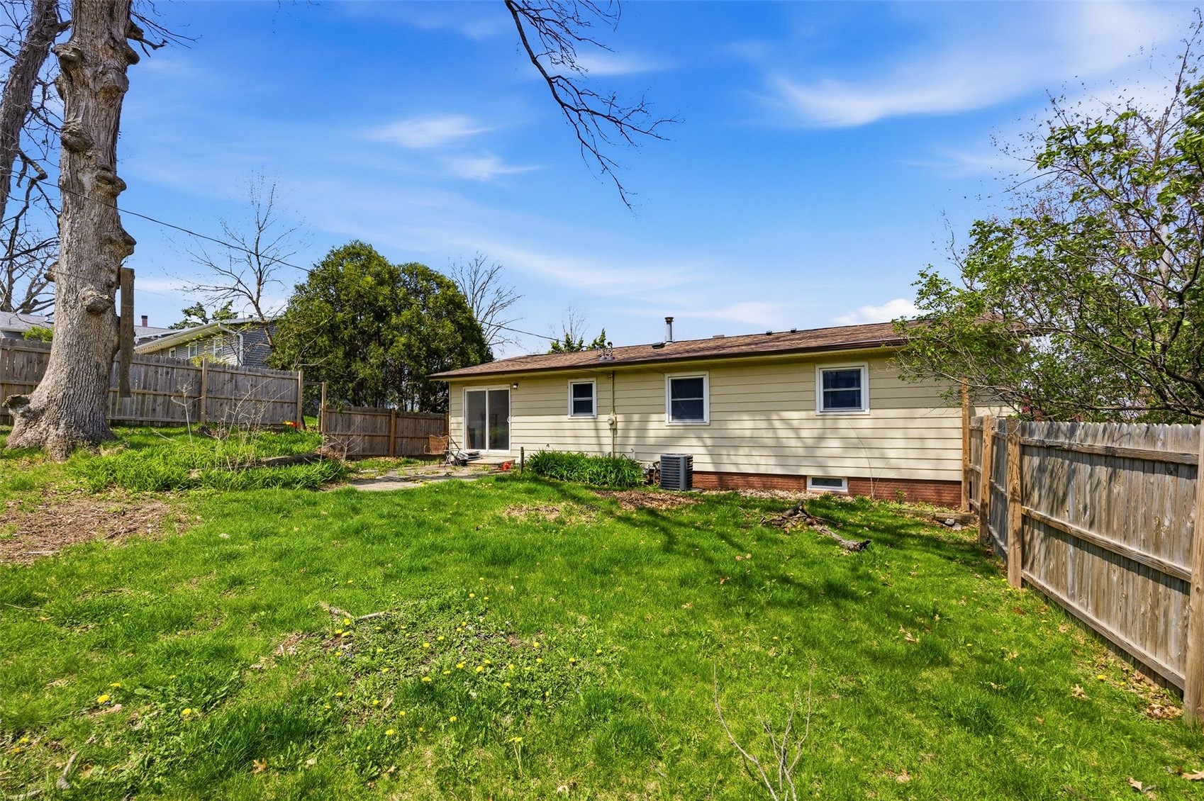 2067 Knollshire Road NE Cedar Rapids IA 52402